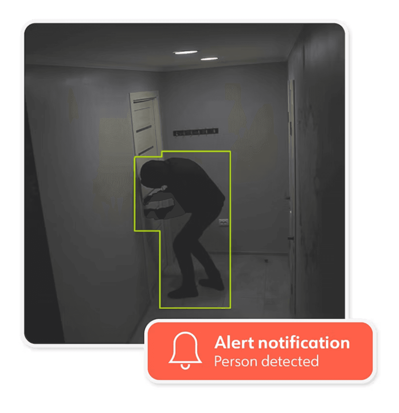 Cámara de seguridad detectando persona en pasillo oscuro con recuadro verde y notificación de alerta.