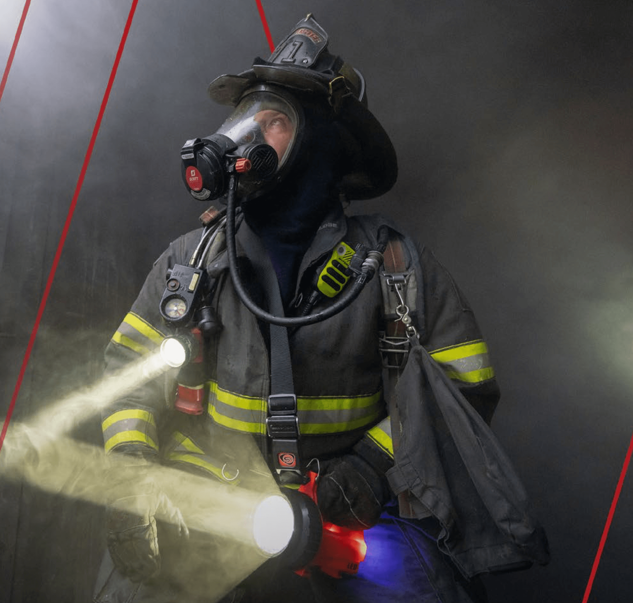 Bombero con equipo de protección y linterna encendida en medio de una densa humareda.